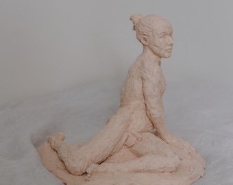 Handskulptur av sittande man i keramik, samtida lerkonstskulptur