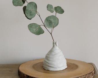 Liten vit porslinsvas, handgjord stengods, minimalistisk modern inredning