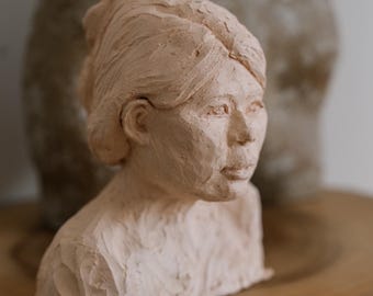 Handgjord keramisk porträttbyst | Samtida lerskulptur | Skulptur av kvinnligt huvud | Modern figurativ konst