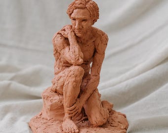 Handskulpturerad mansfigur i keramik, texturerad figurativ konst, unik