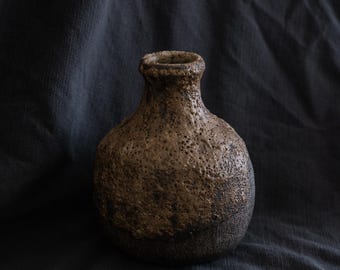 Lavaflaskvas, rustik stengods med vulkanisk textur, Wabi Sabi handgjord keramik