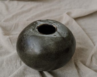 Svart rund keramisk vas, handbyggt skulpturalt objekt, minimalistisk Wabi Sabi-dekor