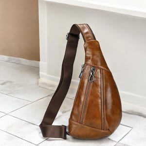 Outdoor weiche Leder Sling Bag | Herren Crossbody Schultertasche | Vintage Leder Brusttasche für Reisen, Wandern & täglichen Gebrauch | Geschenk für Ihn