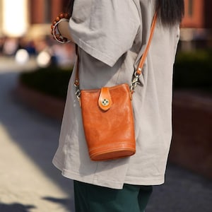 Sac à bandoulière en cuir pour téléphone pour femme - Petit sac à main avec bandoulière réglable, poche pour pièces de monnaie et emplacements pour cartes, cadeau élégant pour elle
