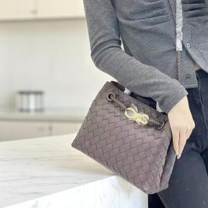 Handgewebte Boho Leder Umhängetasche für Damen – Minimalistische gewebte Geldbörse, schicke Alltagstasche, Handwerkerin Crossbody, stilvolle Messenger-Handtasche