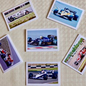 Carte de voeux de course automobile avec une photo d'action de haute qualité du célèbre pilote de course que vous voulez, parmi la large gamme disponible.