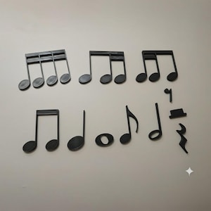 Puede incluir: Notas y símbolos musicales negros dispuestos sobre un fondo gris claro. La imagen incluye corcheas, negras, blancas, redondas y un símbolo de silencio. Los elementos musicales están dispersos.