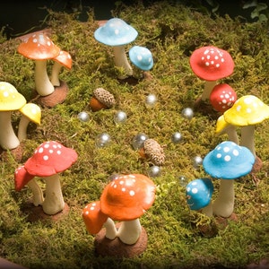 Piccoli funghi a pois per il giardino delle fate