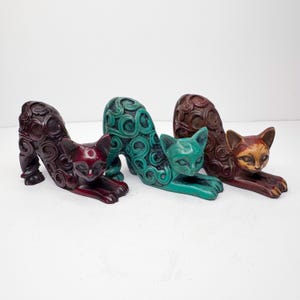 Handgemachte Stretching Katzenfigur, Bunte Keramik Katzenstatue, Boho Tier Decor, Gebogene Körper Katzenskulptur, Einzigartiges Geschenk für Katzenliebhaber