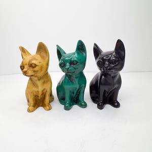 Statuetta di gatto in ceramica fatta a mano, statua di gatto seduto colorato, decorazione minimalista per la casa, scultura di animale boho, piccolo regalo da collezione a forma di gatto.