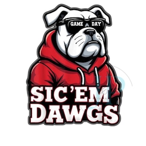 Może przedstawiać: Graficzna ilustracja białego buldoga w czerwonej bluzie z kapturem i czarnych okularach przeciwsłonecznych z napisem GAME DAY na szkłach. Poniżej buldoga znajduje się napis SIC'EM DAWGS wykonany pogrubioną białą czcionką z ciemnym obrysem.