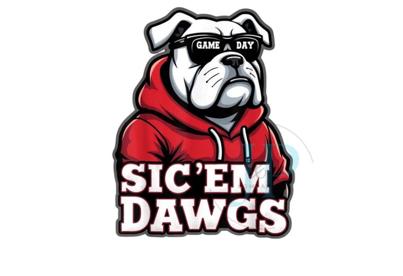 Może przedstawiać: Graficzna ilustracja białego buldoga w czerwonej bluzie z kapturem i czarnych okularach przeciwsłonecznych z napisem GAME DAY na szkłach. Poniżej buldoga znajduje się napis SIC'EM DAWGS wykonany pogrubioną białą czcionką z ciemnym obrysem.