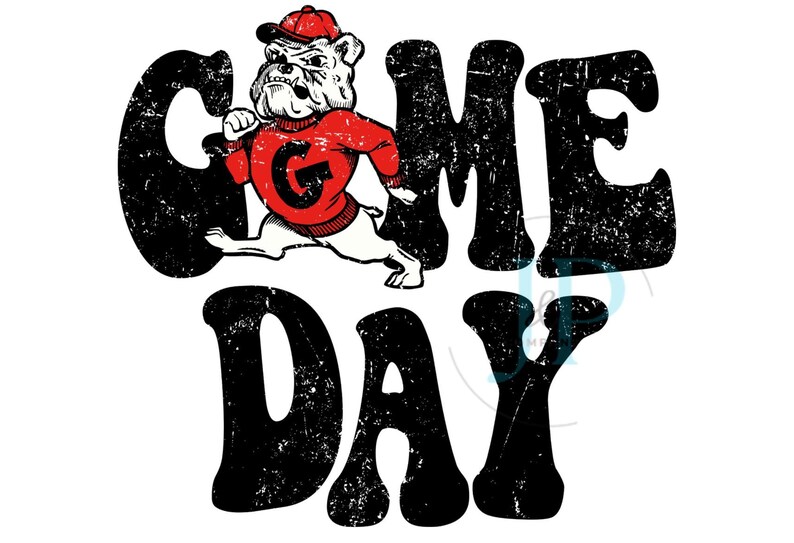 Może przedstawiać: Projekt graficzny z napisem GAME DAY wykonanym dużymi, postarzanymi czarnymi literami. Biały buldog w czerwonym swetrze z czarną literą G oraz w czerwonej czapce z daszkiem znajduje się nad literą A w słowie GAME.