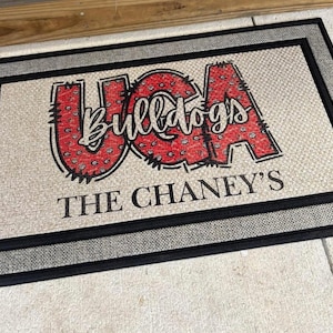 Felpudo de los Georgia Bulldogs / Alfombra de interior y exterior de 18x30 / Felpudo de entrada con el espíritu del equipo UGA / Personalizado con el nombre de la familia / Regalo para aficionados al fútbol americano universitario