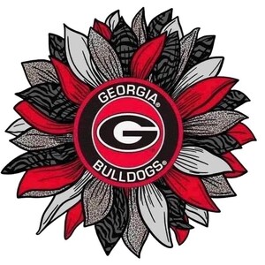 Może przedstawiać: Okrągły wz&oacute;r graficzny z centralnym czarnym logo z białą literą G i napisem GEORGIA BULLDOGS w czerwonym pierścieniu. Logo otoczone jest warstwowymi kształtami przypominającymi płatki w kolorze czerwonym, białym, w paski zebry oraz cętki lamparta.