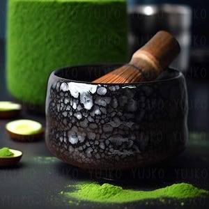 以下が含まれることがあります： 黒と白の斑点のあるセラミック製の抹茶ボウルと、縁に置かれた木製の抹茶ホイスク。ボウルは緑の抹茶パウダーで満たされています。