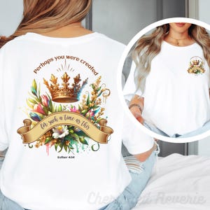 Può includere: Maglietta bianca con un design floreale e una corona. Il testo "Perhaps you were created for such a time as this" è stampato sulla maglietta. Il testo "Esther 4:14" è stampato sotto il design.