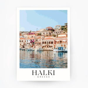 Peut inclure: Une affiche encadrée représentant Halki, Grèce. L'image montre des bâtiments blancs avec des toits orange au bord de l'eau, avec des bateaux amarrés dans le port. Le texte "HALKI - GREECE -" est imprimé en bas.