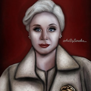 Puede incluir: Retrato digital de una mujer con cabello corto plateado, ojos azules y lápiz labial rojo. Lleva un abrigo de color claro con un emblema dorado. El fondo es rojo intenso. La firma del artista, "ArtBySarahx_," es visible.