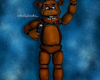Puede incluir: Un personaje animatronic de color marrón con forma de oso, con un sombrero de copa negro y una pajarita, sosteniendo un micrófono y saludando con una mano. El personaje está de pie sobre un fondo azul con un patrón estrellado.