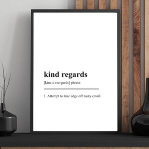 Könnte beinhalten: Ein gerahmter Druck mit dem Text "kind regards" in einem schwarzen Rahmen. Die Definition des Satzes steht darunter, mit dem Text "Attempt to take edge off nasty email."