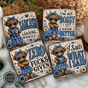 Peut inclure: Quatre sous-verres carrés illustrés de vaches Highland portant des robes à pois bleus, des nœuds et des lunettes de soleil. Chaque sous-verre affiche un texte bleu à effet pailleté : SARCASM LOADING, I'M NOT BOSSY I JUST KNOW BETTER, ZERO FUCKS GIVEN et I SAID WHAT I SAID.