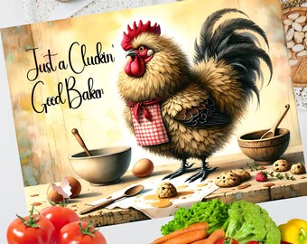 Peut inclure: Une plaque rectangulaire illustrant un coq au plumage duveteux portant un tablier à carreaux rouges et blancs, posé sur une surface en bois avec des bols, des œufs et des biscuits. Le texte "Just a Cluckin' Good Baker" est écrit en noir.