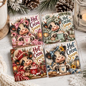 Puede incluir: Un juego de cuatro posavasos cuadrados con ilustraciones de vacas Highland con ropa de invierno. Cada posavasos muestra una vaca con una taza de chocolate caliente, galletas y el texto Hot Cocoa Season. Los diseños incluyen tonos rojos, verdes y azules.
