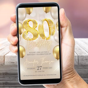 Puede incluir: Una invitación de cumpleaños de oro de 80 años con globos dorados y fondo blanco. La invitación incluye el texto "80 cumpleaños", "Por favor, únase a nosotros para una celebración de cumpleaños de Jennifer Thomson", "Martes, 27 de febrero a las 5:00 PM" y "101 Independence Avenue, SE Washington".