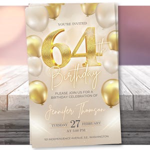 Puede incluir: Una invitación de cumpleaños con un tema dorado y blanco. La invitación presenta el texto "64th Birthday" en una fuente dorada con purpurina, junto con el nombre "Jennifer Thomson" y la fecha, martes 27 de febrero. Globos dorados y blancos en el fondo.