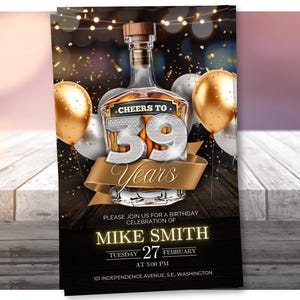 Puede incluir: Una invitación de cumpleaños con un diseño de botella de whisky y el texto "Cheers to 39 Years". La invitación incluye el nombre "Mike Smith", la fecha, la hora y el lugar de la celebración. Globos dorados y blancos y confeti en el fondo.