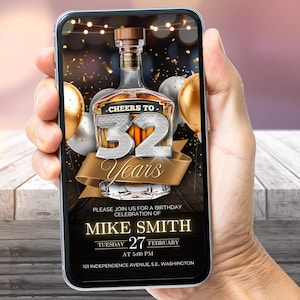 Puede incluir: Un teléfono inteligente muestra una invitación de cumpleaños con un diseño de botella de whisky. La invitación dice "Cheers to 32 Years" con globos dorados y plateados. La invitación es para el cumpleaños de Mike Smith el martes 27 de febrero.