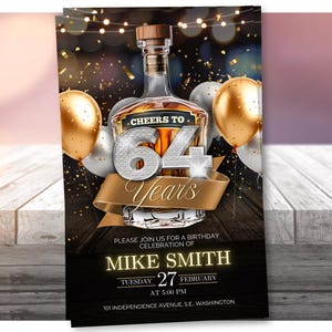 Puede incluir: Una invitación de cumpleaños con un diseño de botella de whisky y el texto "Cheers to 64 Years". La invitación incluye globos dorados y blancos, una cinta, el nombre "Mike Smith" y la fecha y hora de la celebración.