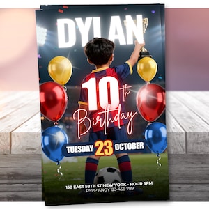 Puede incluir: Una invitación de cumpleaños con el nombre "DYLAN" en letras blancas grandes. La invitación muestra a un niño con un uniforme de fútbol sosteniendo un trofeo, con el texto "10th Birthday" y la fecha "Tuesday 23 October". También se presentan globos rojos, dorados y azules.