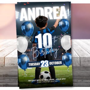 Puede incluir: Una invitación de cumpleaños con temática de fútbol, con un joven jugador con una camiseta azul y negra. La invitación incluye el nombre "ANDREA", el texto "10th Birthday", "MARTES 23 DE OCTUBRE" y detalles del evento, con globos azules y blancos.