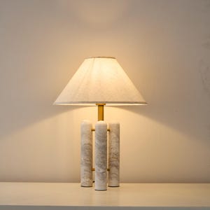 Lámpara de mesa moderna de mármol - Lámpara de mesilla de noche con base de piedra natural de 3 columnas, lámpara minimalista de lujo con pantalla de tela, decoración nórdica para el hogar