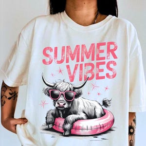Sommer Vibes Lustiges Kuh Shirt, Highland Kuh Liebhaber Retro T-Shirt, Süßes Sommer Pool T-Shirt, Schrulliges Cowgirl Shirt, Spaß Urlaub Grafik Shirt