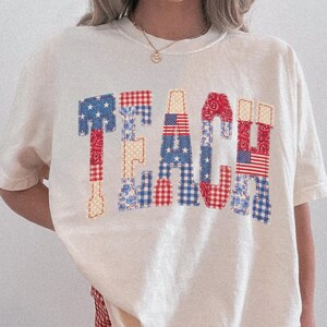Maglietta per insegnanti con finto patchwork per il 4 luglio, maglietta patriottica Teach Comfort Colors®, regalo per il ritorno a scuola, vita da insegnante con bandiera americana
