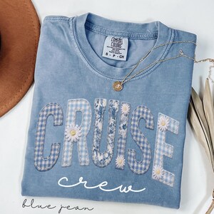 Cruise Crew Shirt Faux Patchwork Floral, passendes Familienurlaub Comfort Colors® T-Shirt, Cruise Squad Trip 2026, Retro Gruppenreisebekleidung