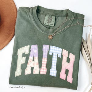 フェイスシャツ フェイクパッチワーク、縦型クロス クリスチャンTシャツ、コンフォートカラーズ® 宗教ギフト（女性向け）、美的フェイスグラフィックTシャツ、レトロ