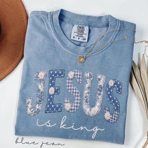 Jesus är kung-tröja, konstgjord lapptäcke blommig komfortfärger®-tröja, kristen klädsel, bibelvers-t-shirt, religiös trosgåva för henne, skjorta