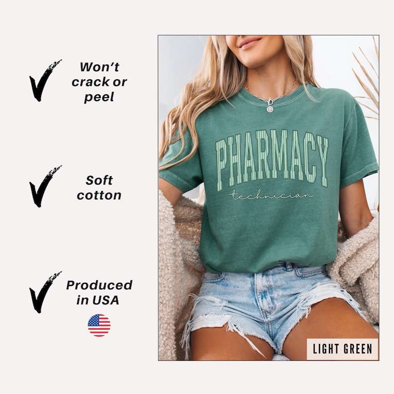 K&ouml;nnte beinhalten: Ein hellgr&uuml;nes Kurzarm-T-Shirt mit dem Text PHARMACY in einer gro&szlig;en, geschwungenen, gestreiften Schriftart und dem Wort technician in einer kleineren Schreibschrift darunter. Das Shirt wird mit hellblauen Jeansshorts und einer beigen Strickjacke kombiniert.