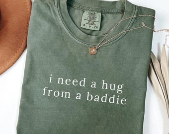 Ich brauche eine Umarmung von einem Baddie-Shirt, lustiges Viral Meme Comfort Colors® T-Shirt, sarkastisches Internet-Humor-Grafik-T-Shirt, trendiges ironisches Geschenk, Retro