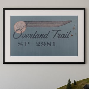 Znak Vintage Overland Trail Railroad - Zwietrzała sztuka ścienna pociągu - Rustykalny wystrój kolejowy