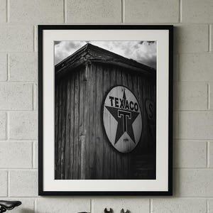 Affiche vintage Texaco : oeuvre d'art murale rustique dans une grange américaine
