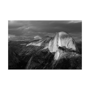 Half Dome zwart-wit kunstfotoprint, zonsondergang bij Glacier Point in Yosemite National Park, berglandschap als wanddecoratie.