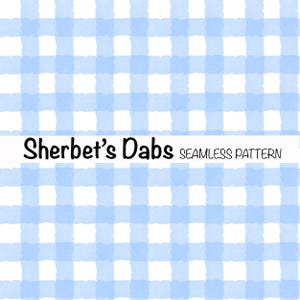 Può includere: Un motivo senza cuciture di gingham blu e bianco. Il motivo è un design a scacchi classico con uno sfondo blu chiaro e quadrati bianchi. Il testo "Sherbet's Dabs Seamless Pattern" è nella parte superiore dell'immagine.