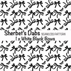 Könnte beinhalten: Ein nahtloses Muster mit weißen und schwarzen Schleifen. Das Design umfasst verschiedene Größen von Schleifen, wodurch ein sich wiederholendes Muster entsteht. Der Text "Sherbet's Dabs SEAMLESS PATTERN 1 x White Black Bows" ist ebenfalls sichtbar.