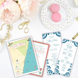 Op de afbeelding: Een trouwstationeryset met een kaart van Tulum, Mexico, met koraal- en blauwgroene accenten, naast twee hoge, smalle programma's met blauwe bloemmotieven en tekst inclusief de namen Alex en Jo, plus bruiloftsdetails en informatie.