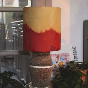 Lámpara con pantalla de seda y base de cartón reciclado Creación artesanal original y única